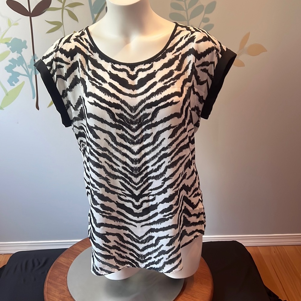 4/$20 Express black and white Silky top Medium